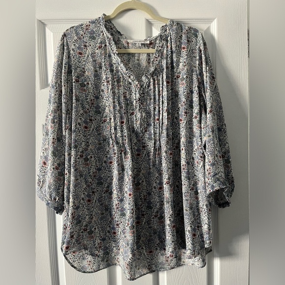 Rose & Olive Tops - Rose & Olive 2X White Floral Top 🤍